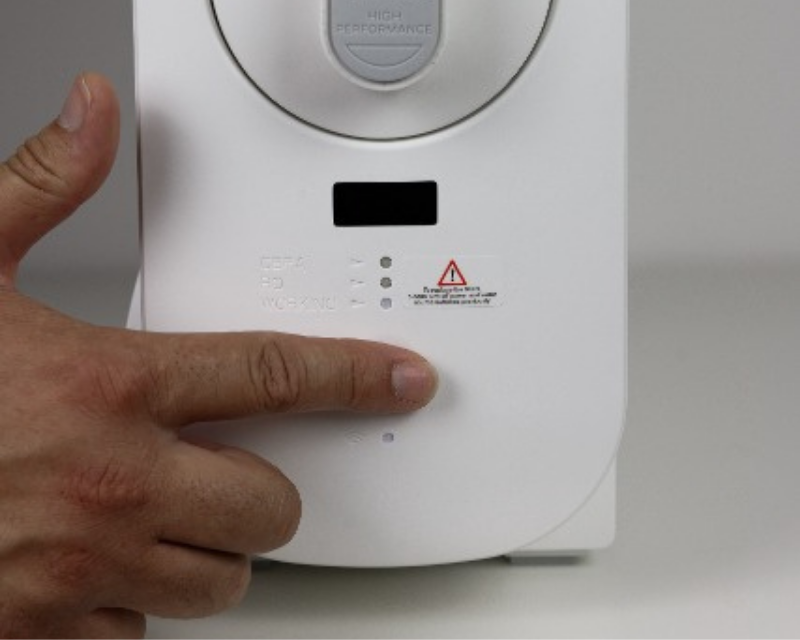 il pulsante di accensione del depuratore acqua alkapure è touch screen e svolge anche la funzione di reset allarmi